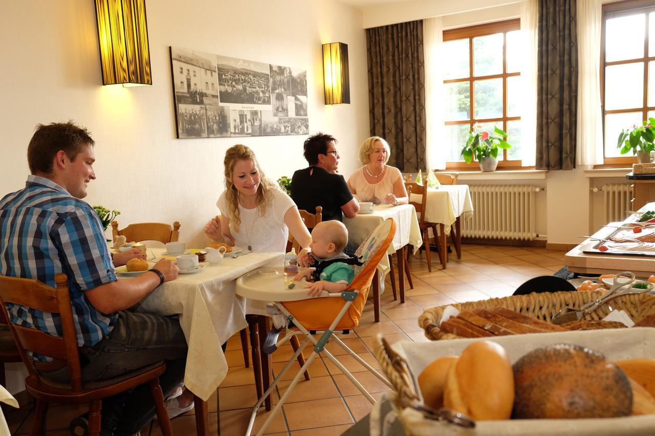 Landgasthaus Hoffmann Kruchten Exterior foto